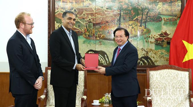 Thứ trưởng Tạ Quang Đông trao quà lưu niệm cho Phó Chủ tịch MPA Trevor Fernandes